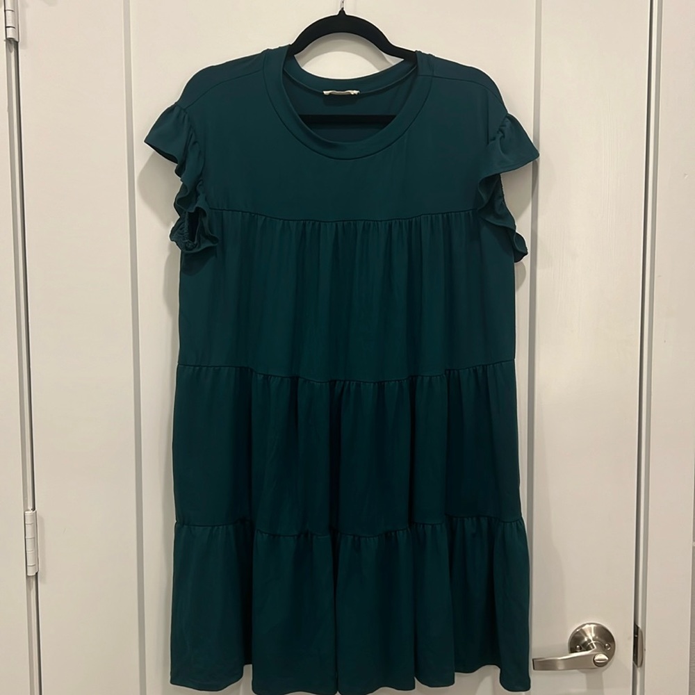 Emerald green tiered shift dress. Size medium. Excellent condition!